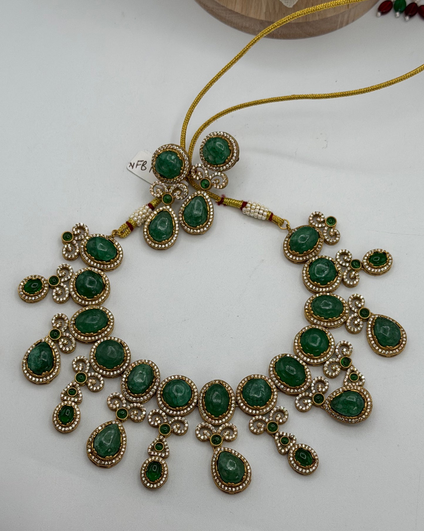 Heritage collection green necklace set