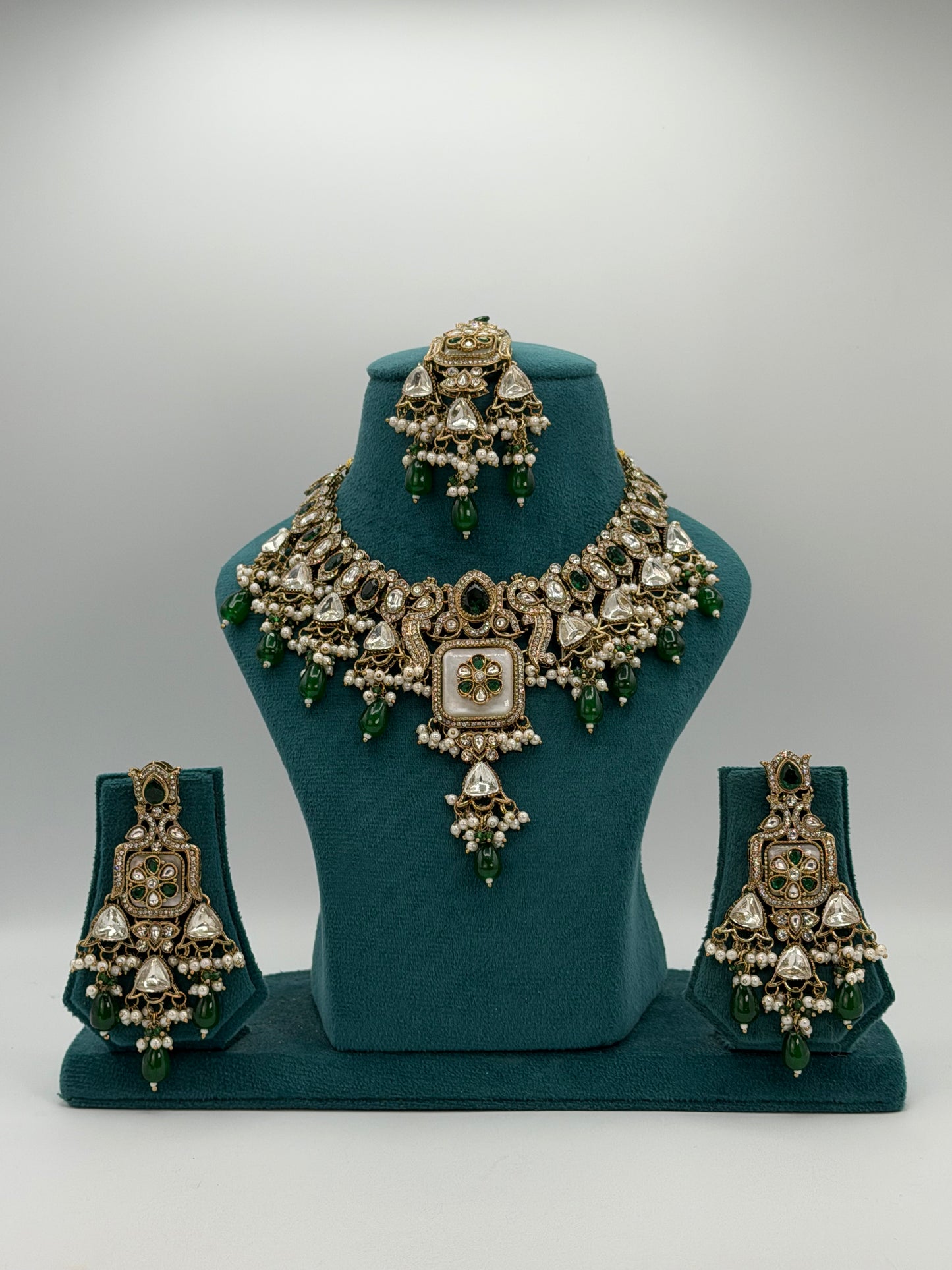 Heritage collection green necklace set