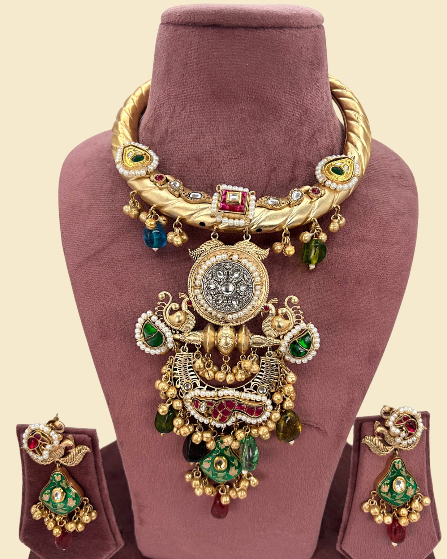 Big statement hasli with earrings