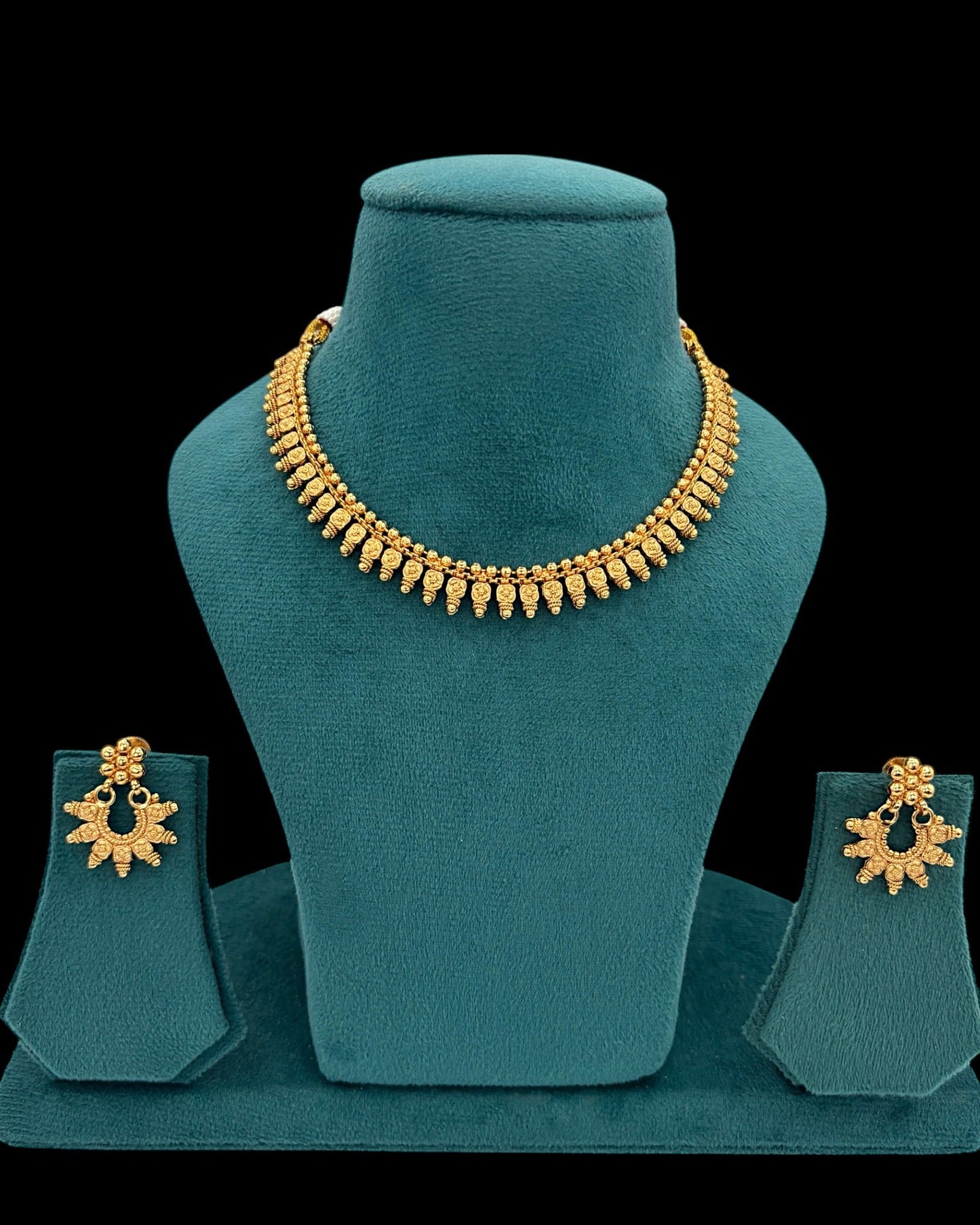 Gold plated classic necklace set