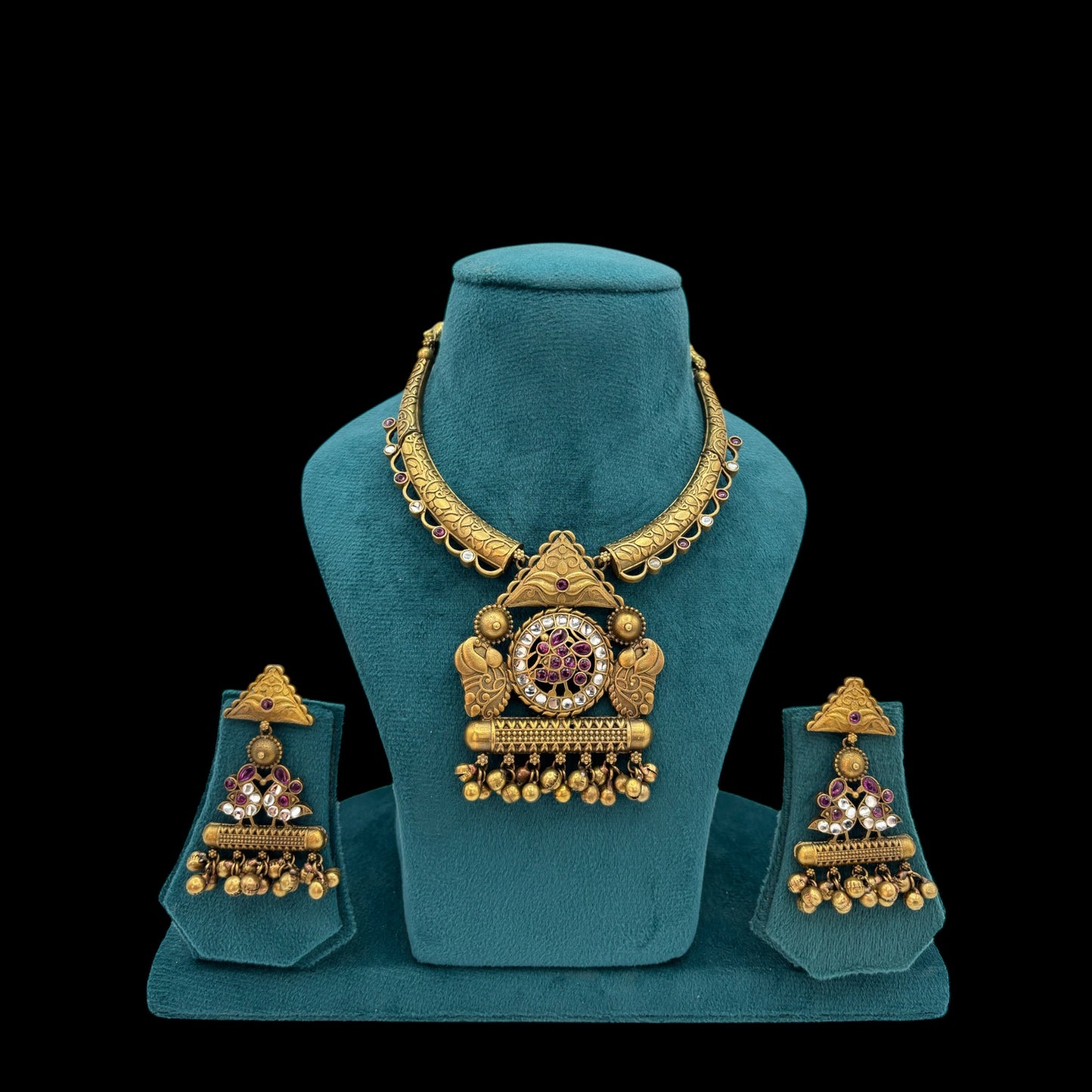 Contemporary gold necklace set with earrings