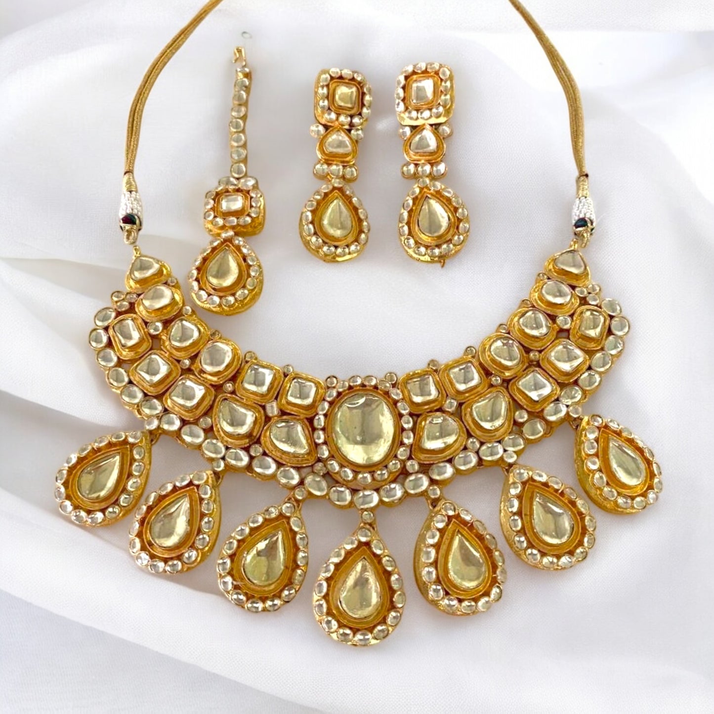 Premium kundan necklace set with matha tikka