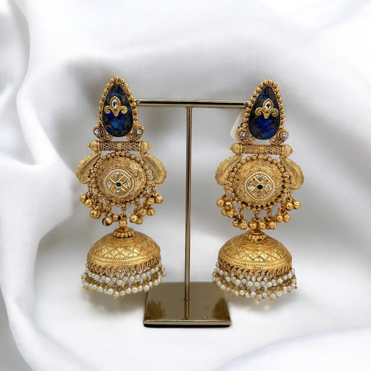 Pachi kundan earrings with blue doublet stone