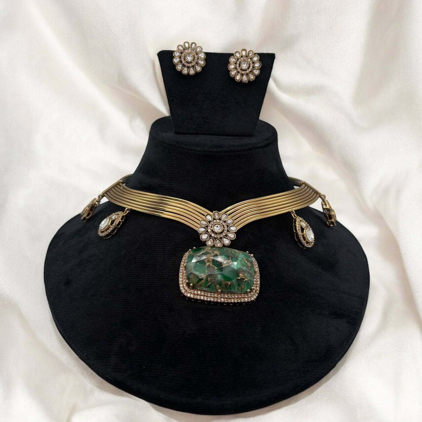 Contemporary gold hasli with earrings