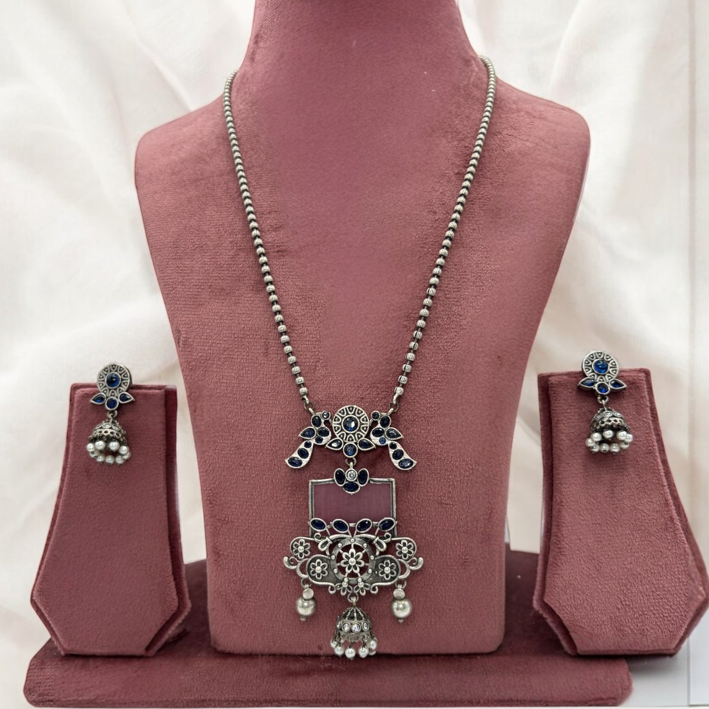 Oxidized long chain pendant set