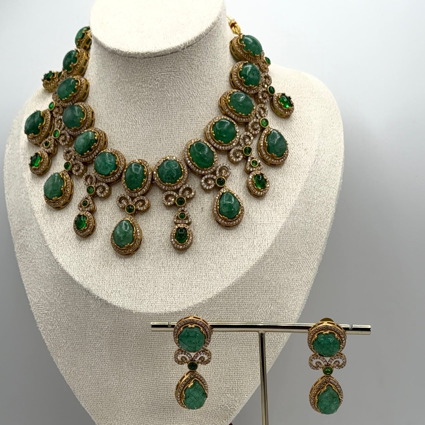 Heritage collection green necklace set