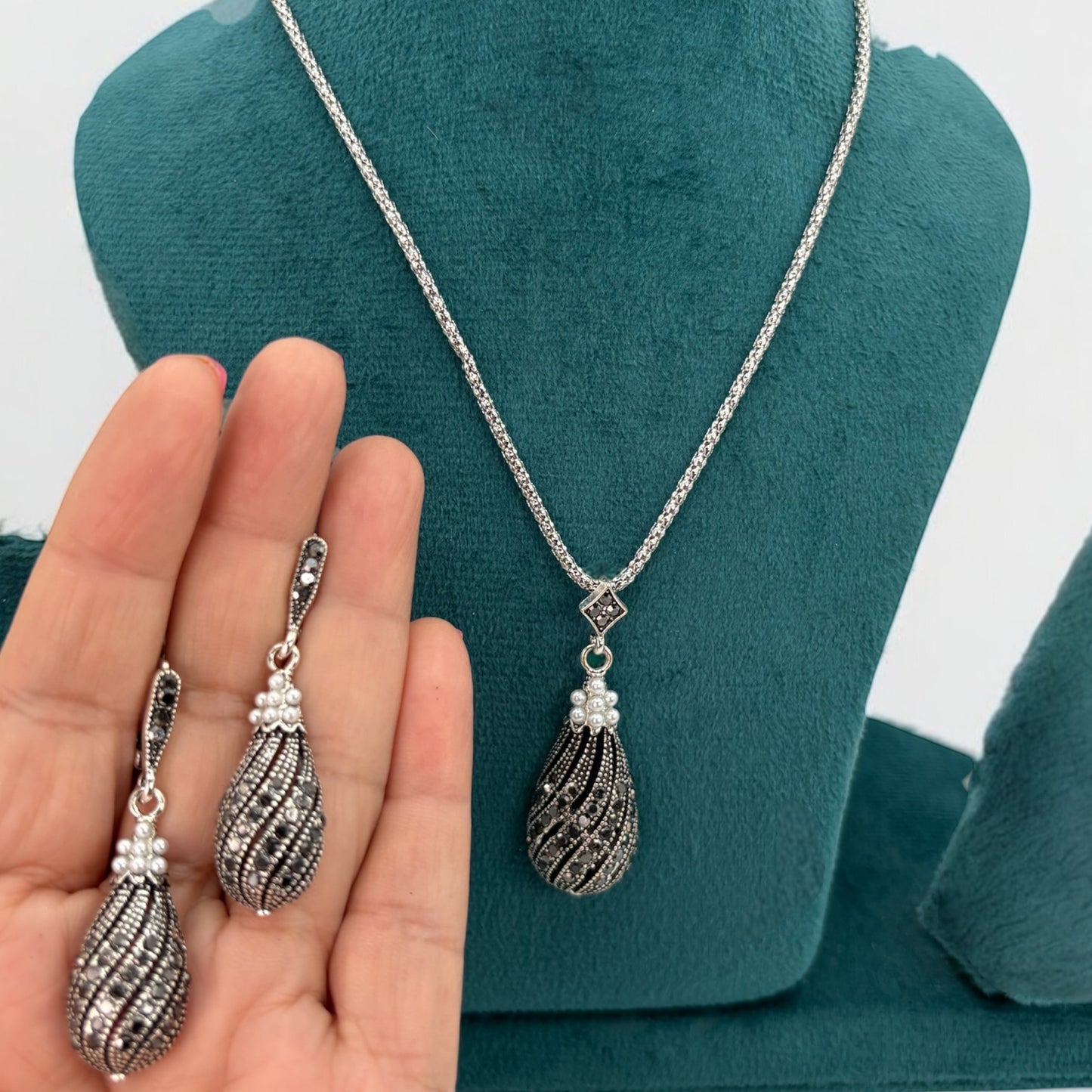Silver chain pendant set