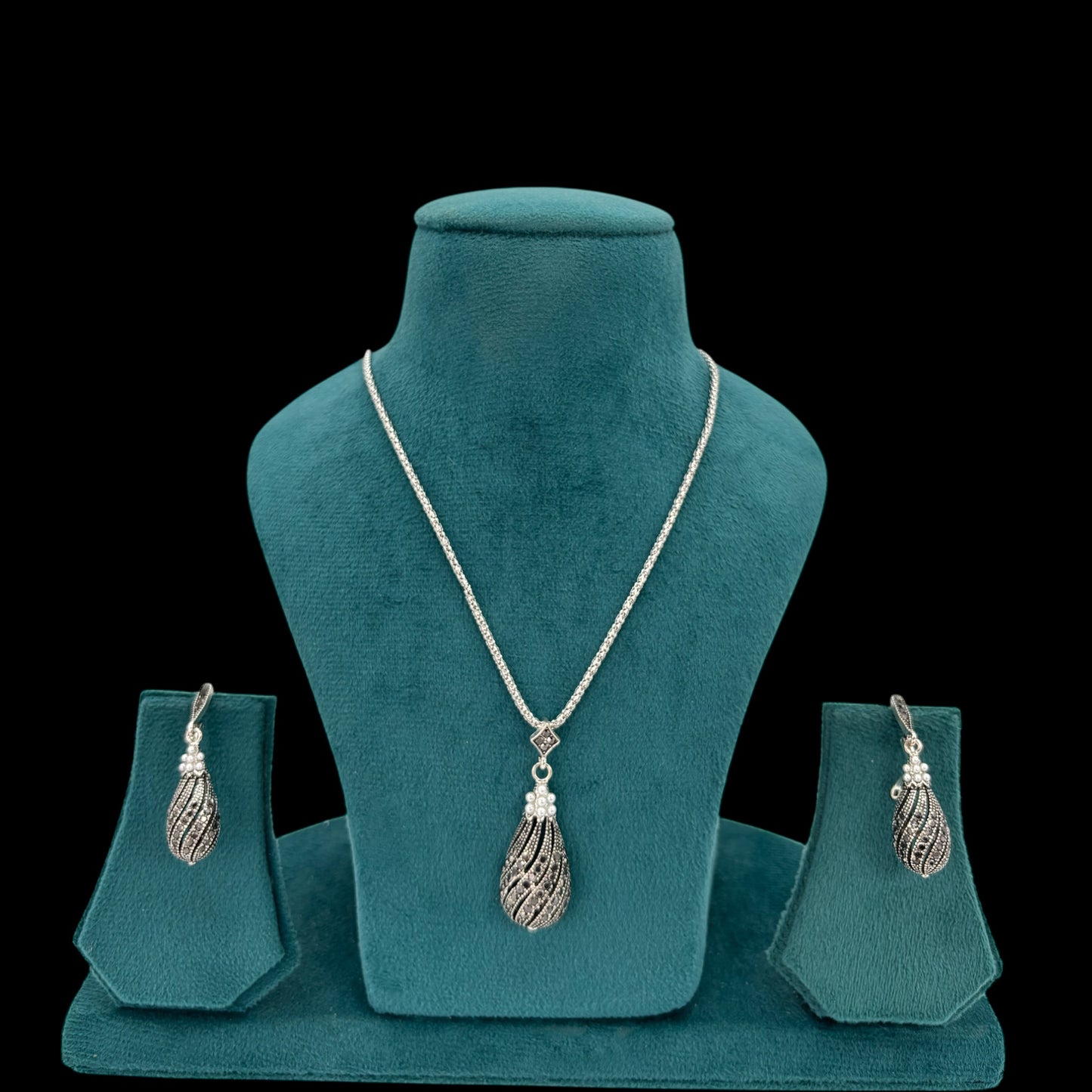 Silver chain pendant set