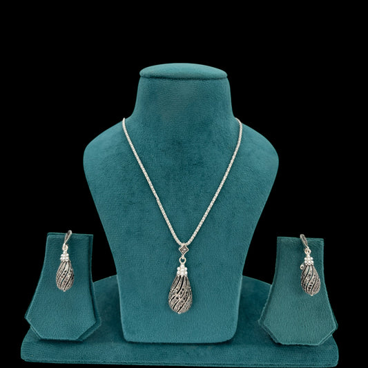Silver chain pendant set