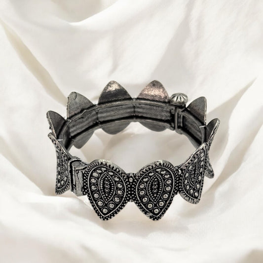 Silver oxidized openable kada