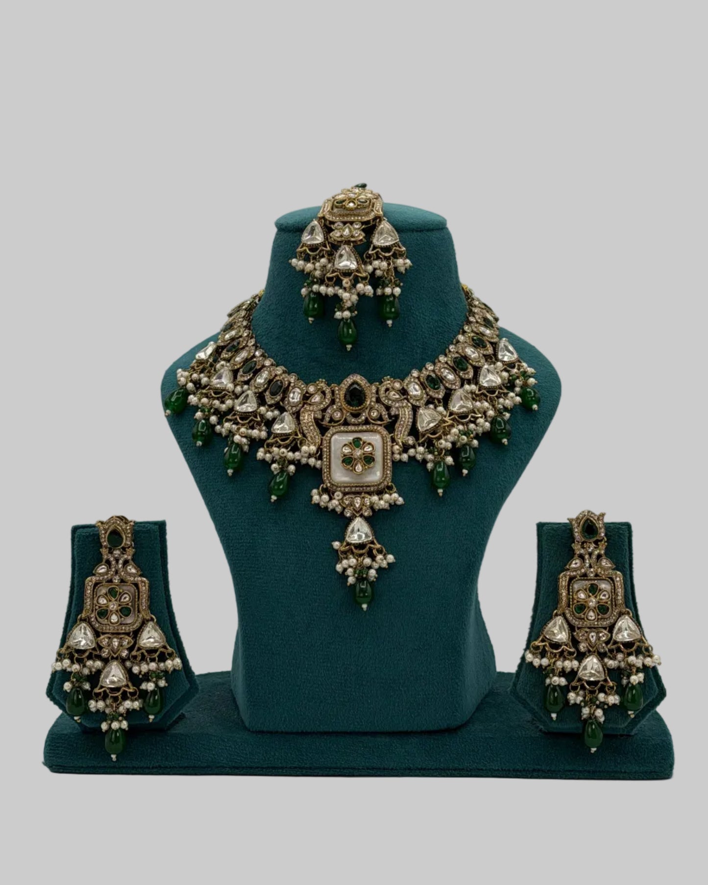 Heritage collection green necklace set