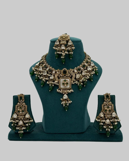Heritage collection green necklace set