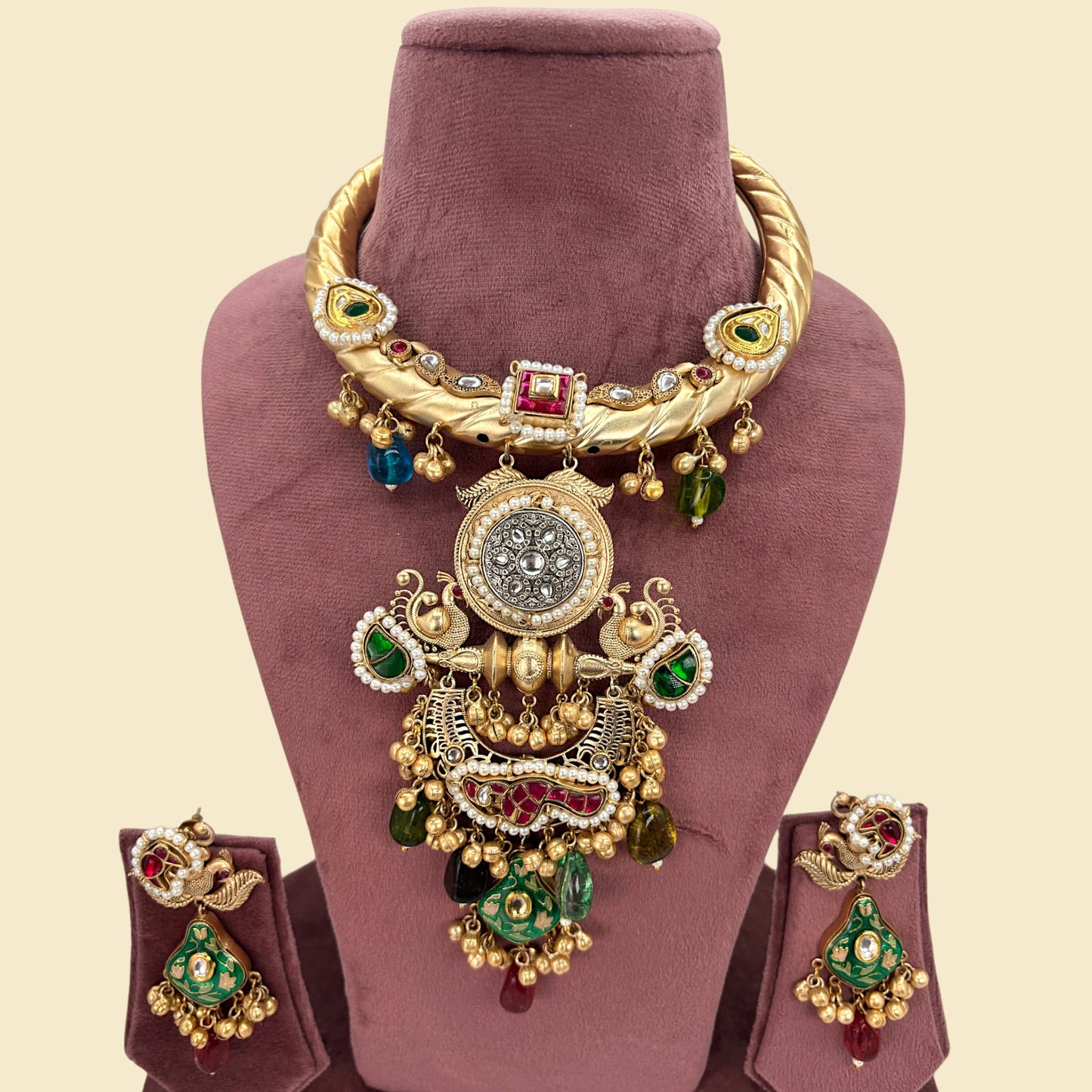 Big statement hasli with earrings