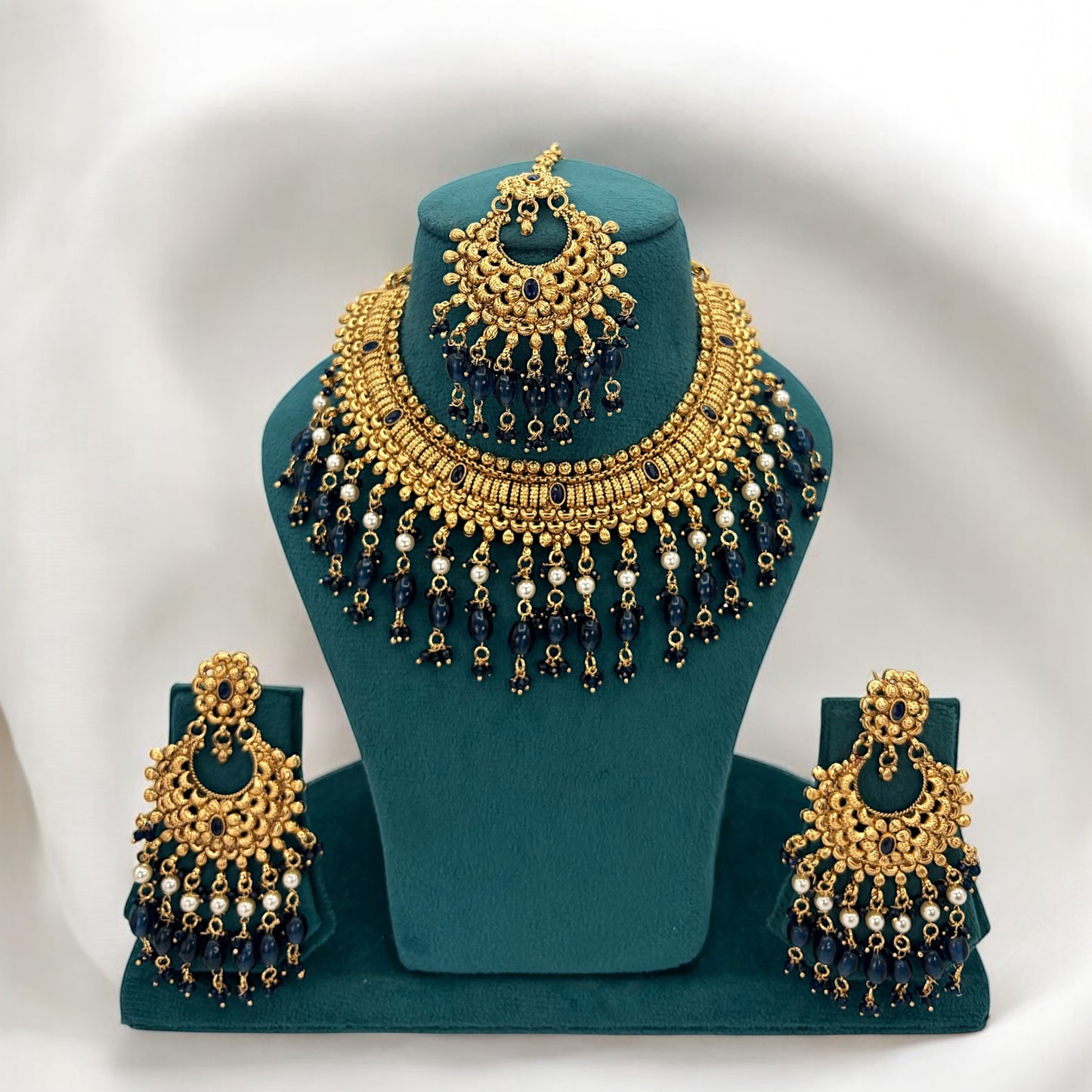 Antique necklace set with gold plating