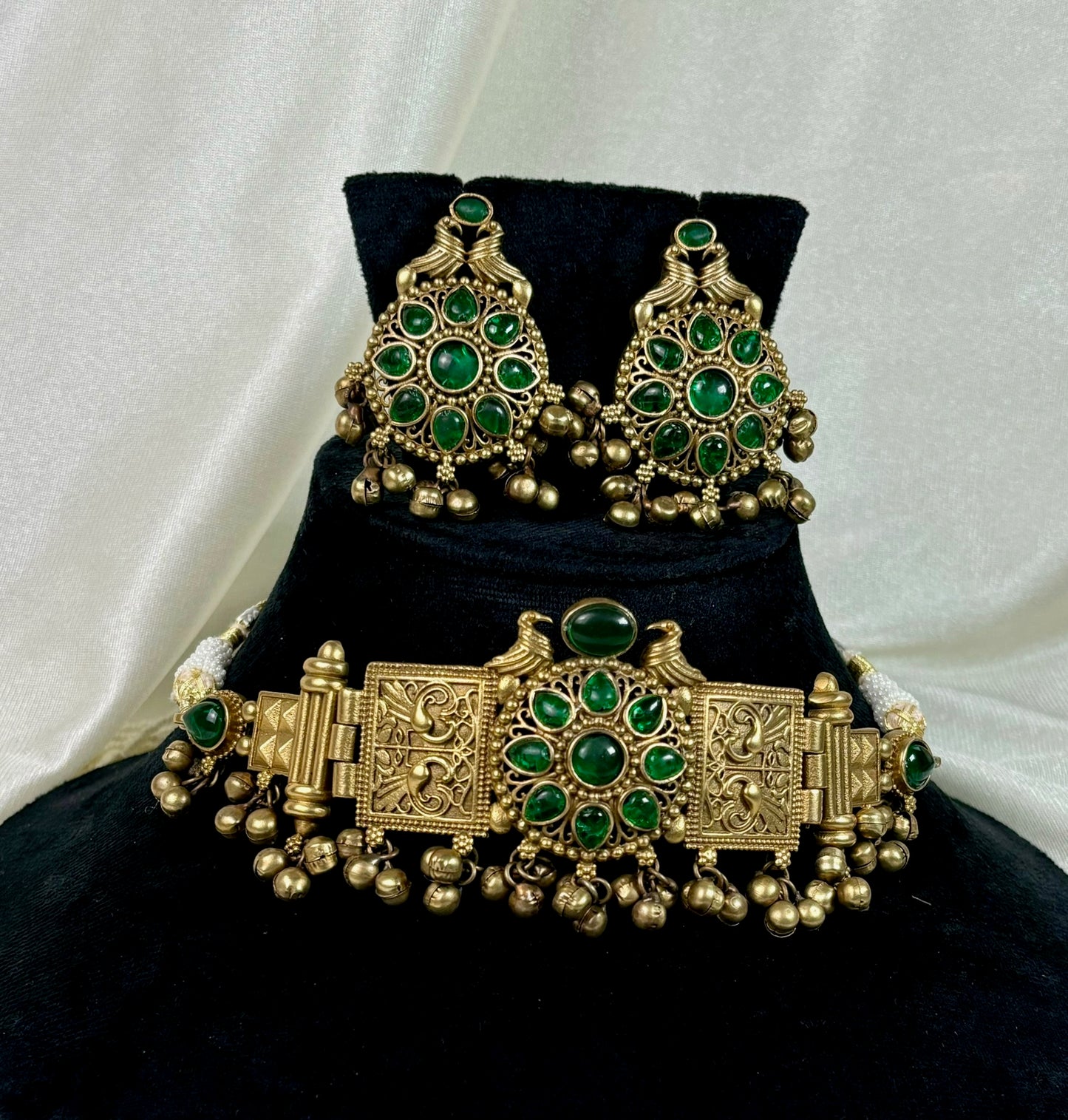 Contemporary gold choker set