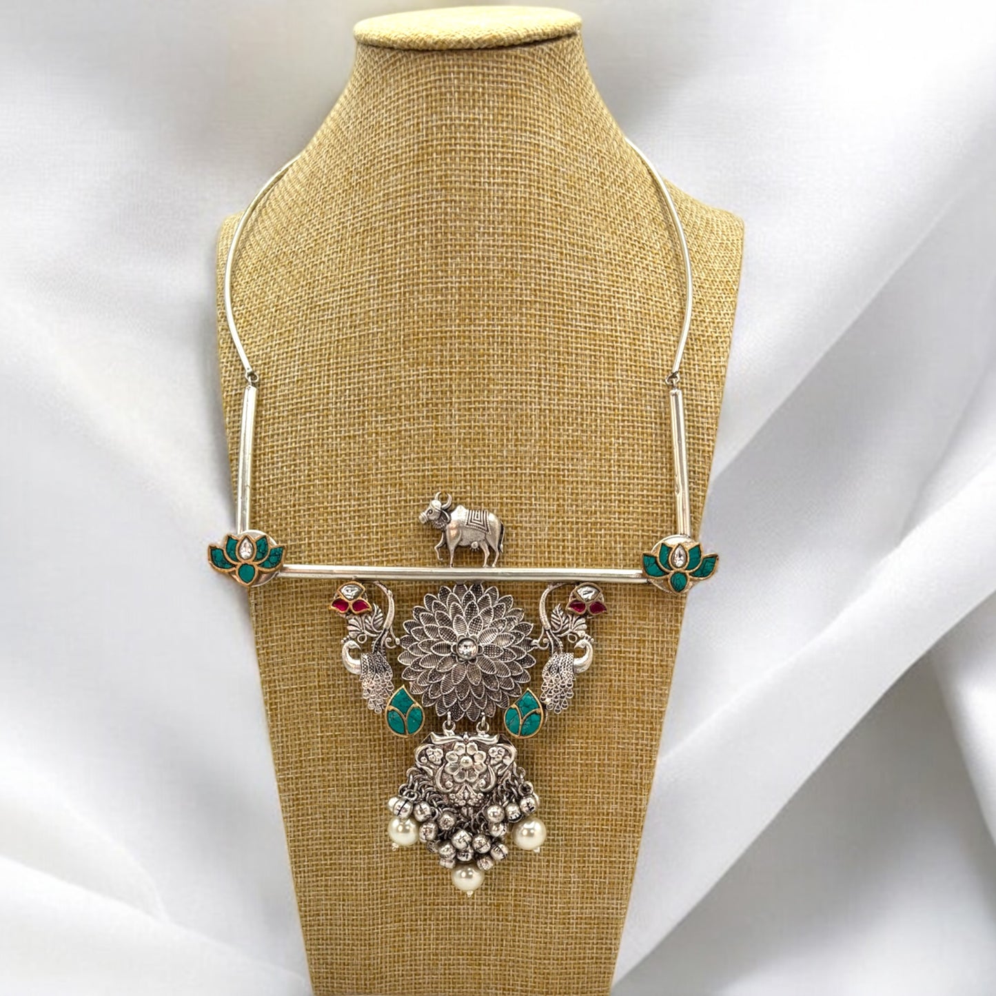 Hand crafted pachi kundan silver plated hasli style necklace.