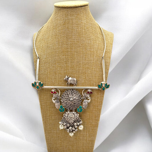 Hand crafted pachi kundan silver plated hasli style necklace.