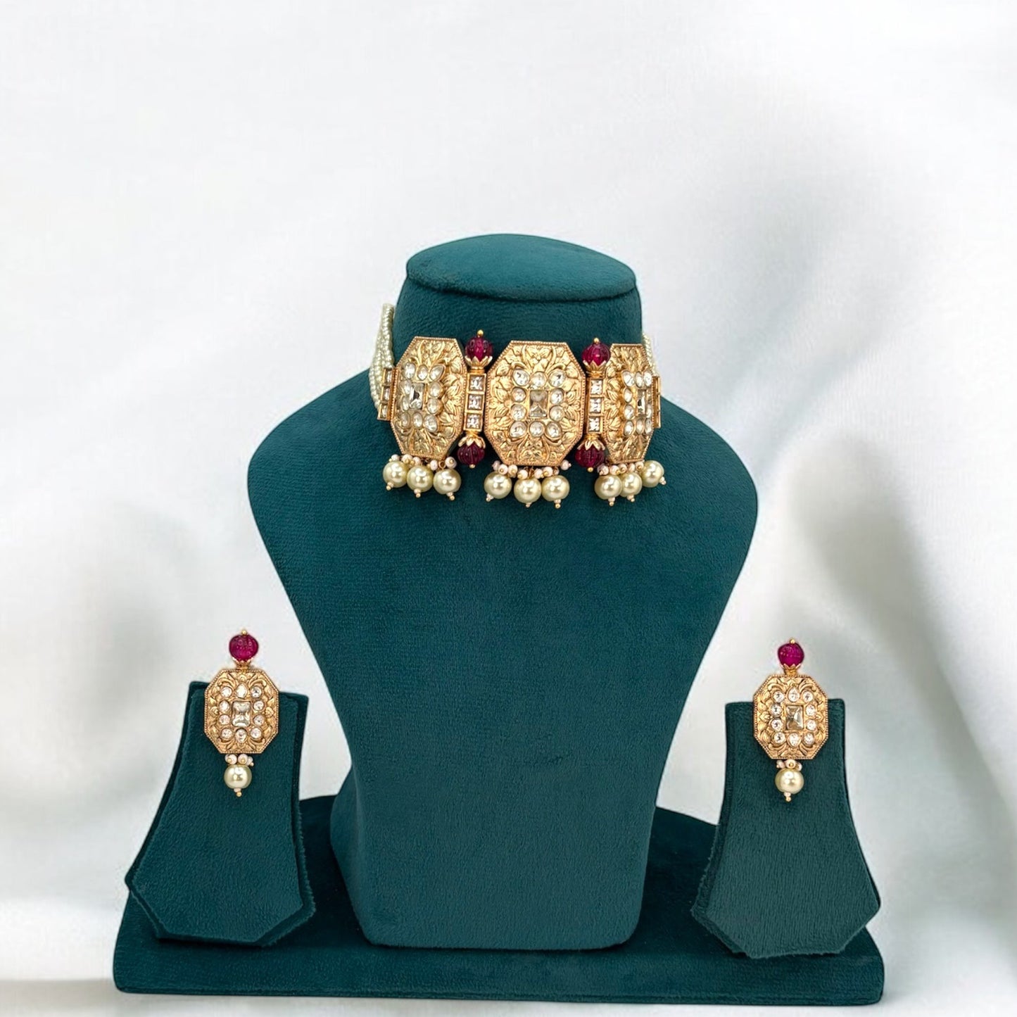Rose gold beautiful choker with premium kundan stones and pearls.