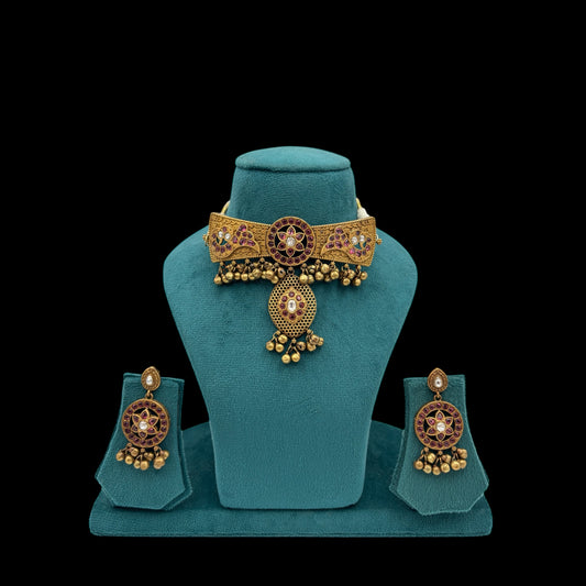 Contemporary gold choker set