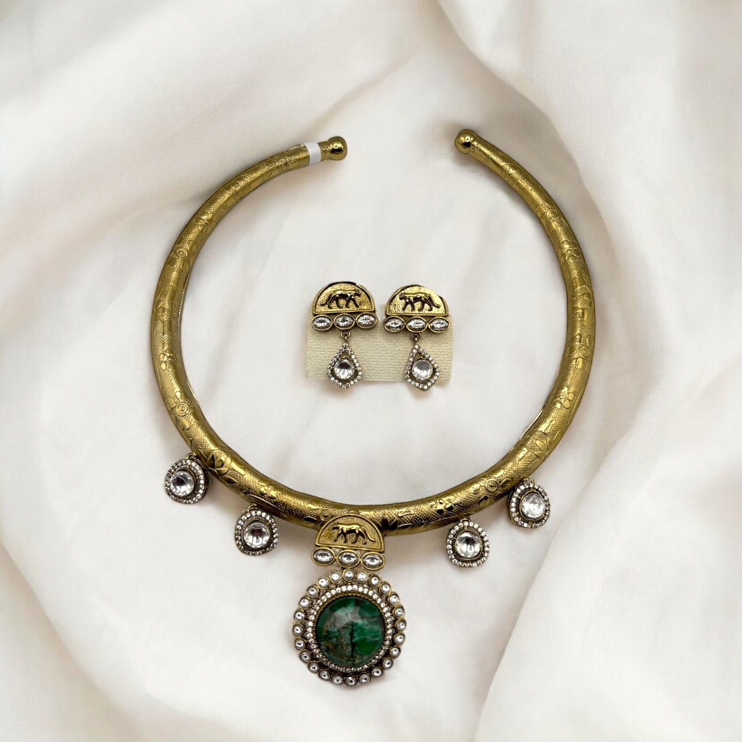 Hasli with kundan and doublet stone